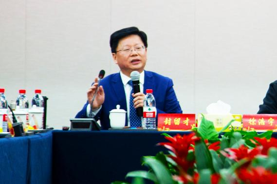 集團(tuán)與泰州中學(xué)聯(lián)合舉辦“校企同關(guān)愛(ài)，勵(lì)學(xué)助成長(zhǎng)”座談會(huì)